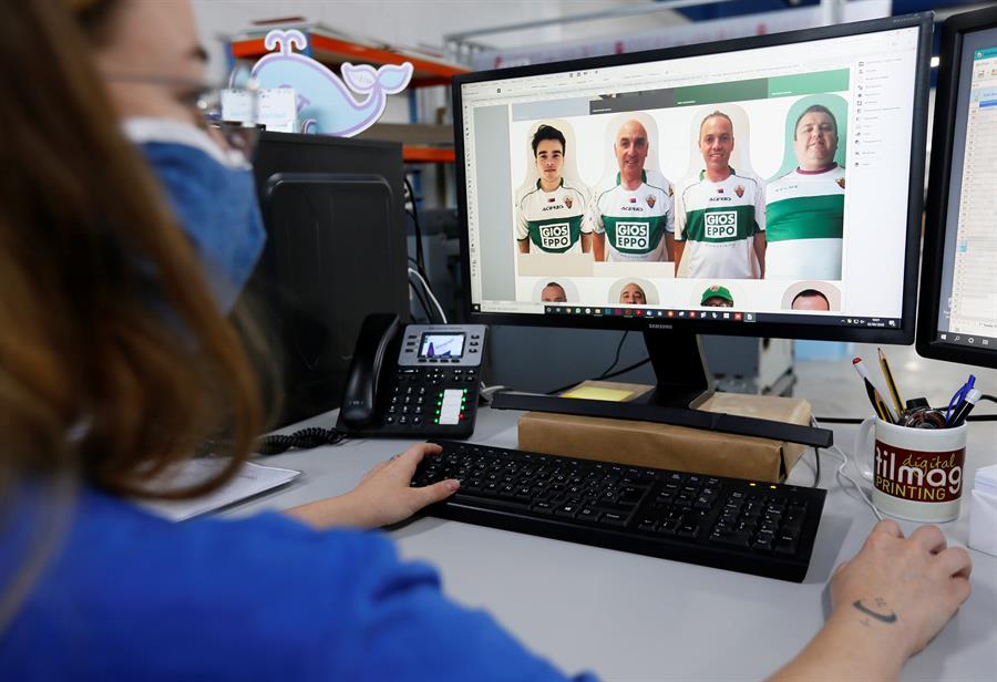 Elche se sumó a la moda alemana y tendrá fotografías de hinchas en su estadio