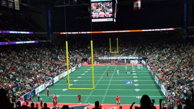 Jugador chileno fue invitado a entrenar en club de fútbol americano bajo techo en EE.UU.