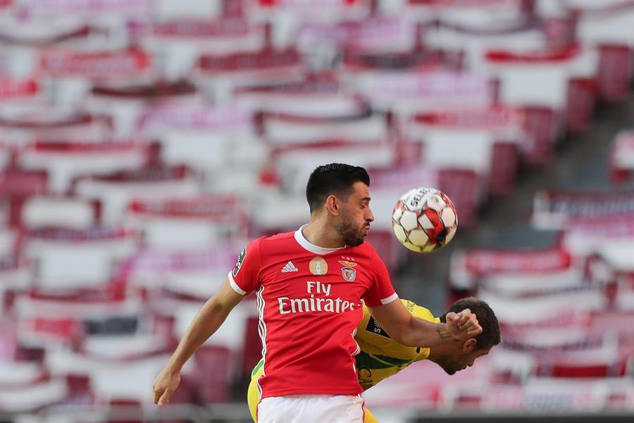 Fanáticos de Benfica dejaron insultantes rayados en casas de jugadores