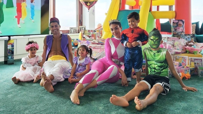 Cristiano Ronaldo se disfrazó de “Aladdin” para celebrar cumpleaños de sus gemelos