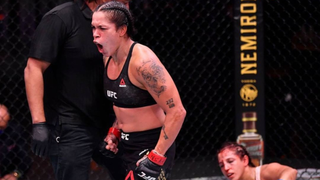 El momento en que Amanda Nunes ganó el título mundial pluma ante una herida Felicia Spencer