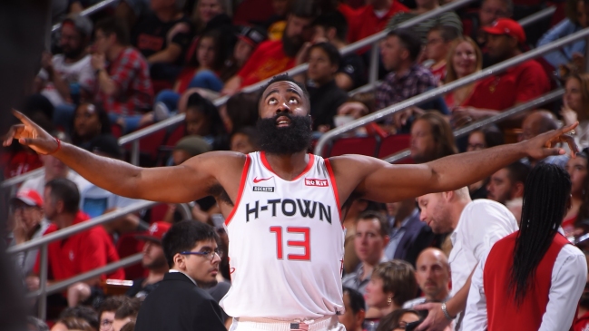 James Harden gastó un millón de dólares en un club de strippers y le dedicaron un homenaje