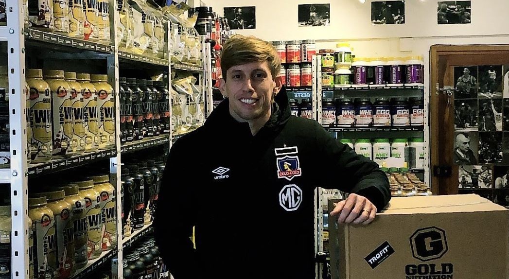 Iván Rossi sorprendió al comprar suministros vistiendo el buzo de Colo Colo