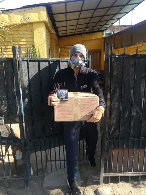 Barristas de la U entregaron cajas de mercadería a familias necesitadas