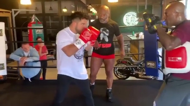 Mike Tyson le enseñó su potente golpe a Henry Cejudo