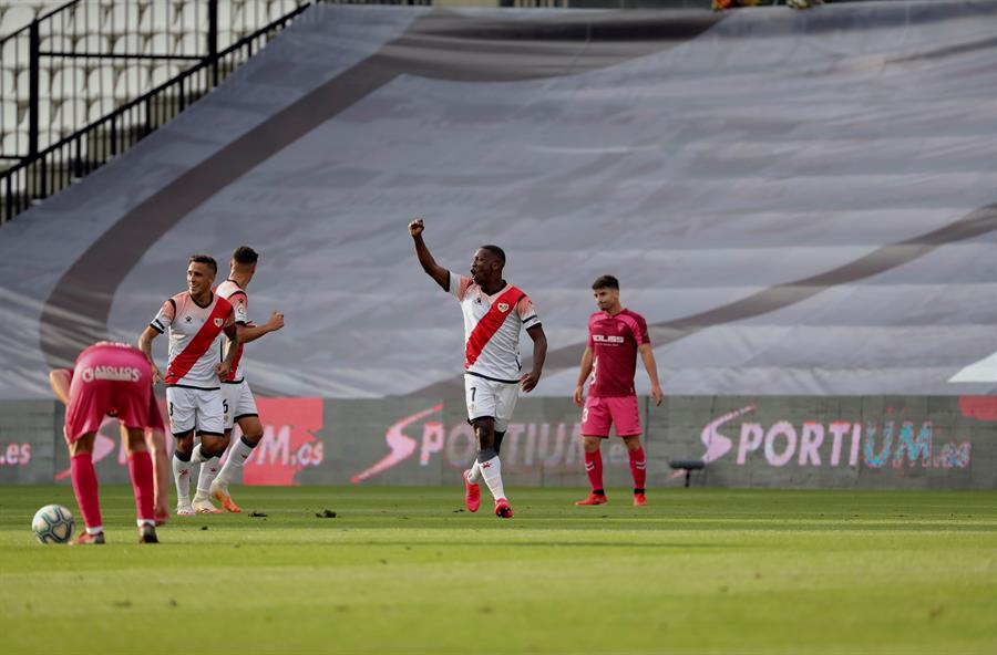 Luis Advíncula le dio el triunfo a Rayo Vallecano sobre Albacete en el regreso del fútbol español