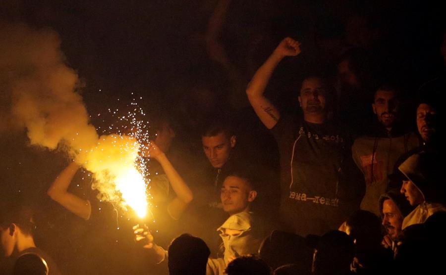 El desatado festejo de hinchas de Partizan tras triunfo sobre Estrella Roja en la Copa de Serbia