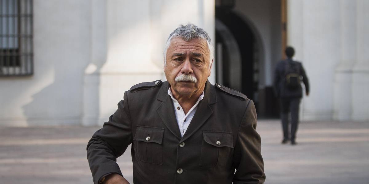 Carlos Caszely criticó al ministro Jaime Mañalich: “No sabe, así de simple”
