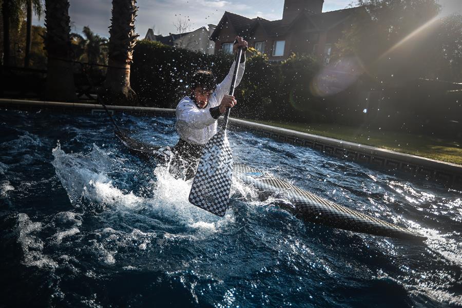 Canoísta adecuó su piscina para seguir entrenando