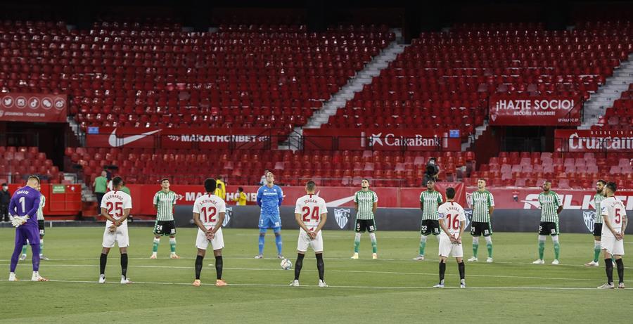 Sevilla y Betis rindieron emotivo minuto de silencio por las víctimas del Covid-19 en la reanudación de La Liga