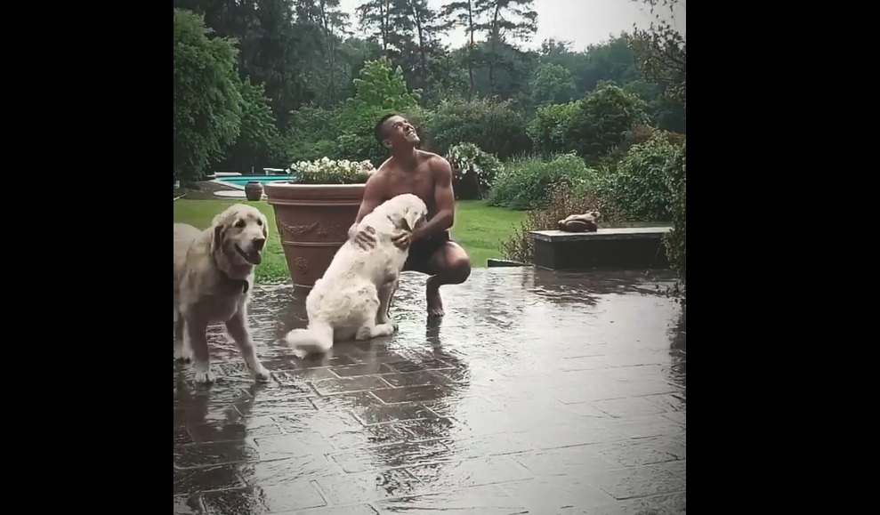 ¿Y si se resfría? Alexis Sánchez disfrutó jugando con sus perros bajo la lluvia sin polera