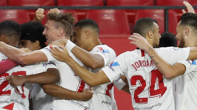 Sevilla logró un categórico triunfo sobre Betis en la reanudación de la liga española