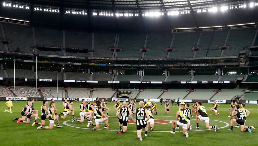 Equipos australianos hincaron sus rodillas para sumarse a las protestas contra el racismo