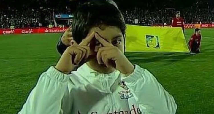 Reapareció el “Niño Illuminati” que acaparó las miradas en la Copa América 2015
