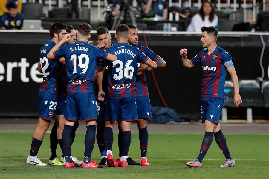 Levante rescató un empate con un penal de último minuto ante Valencia