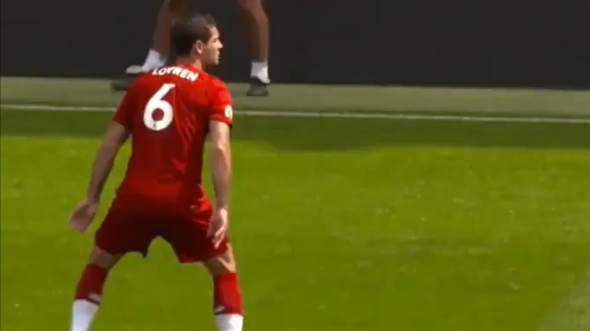 Liverpool quiso “sacar pecho” con una jugada defensiva, pero sus hinchas se burlaron y la ridiculizaron