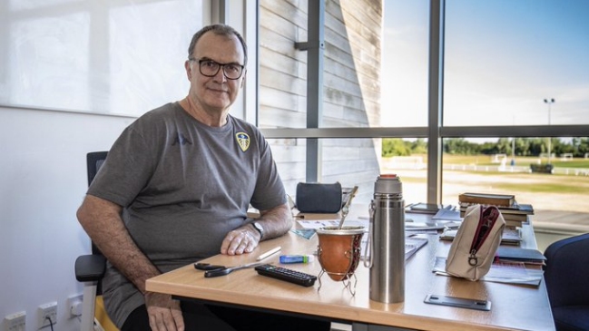 Marcelo Bielsa cumplió dos años en Leeds y sus hinchas lo llenaron de alabanzas
