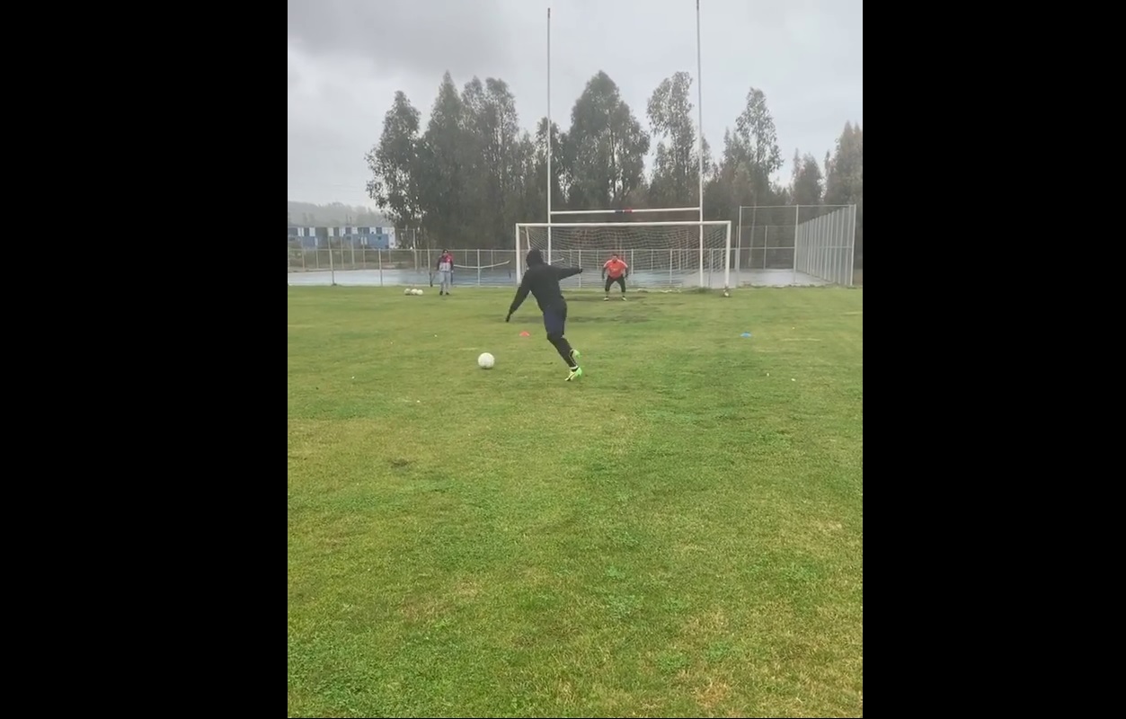Oscar Opazo volvió a entrenar en Concón y sorprendió con tres golazos de zurda