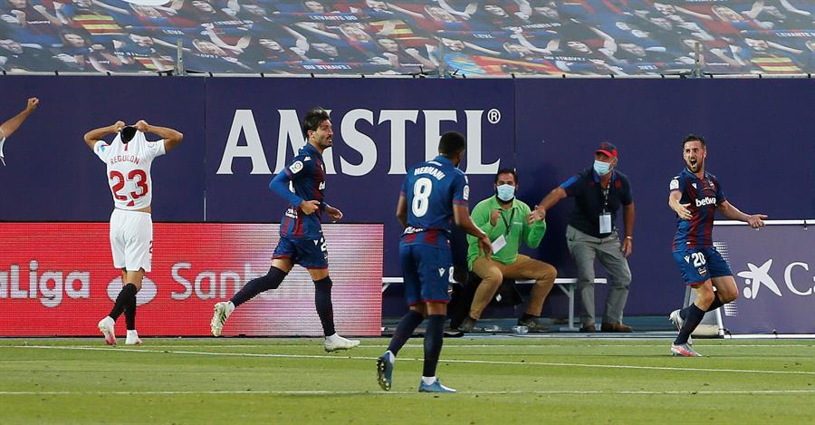 Sevilla dejó escapar el triunfo en empate ante Levante en la liga española