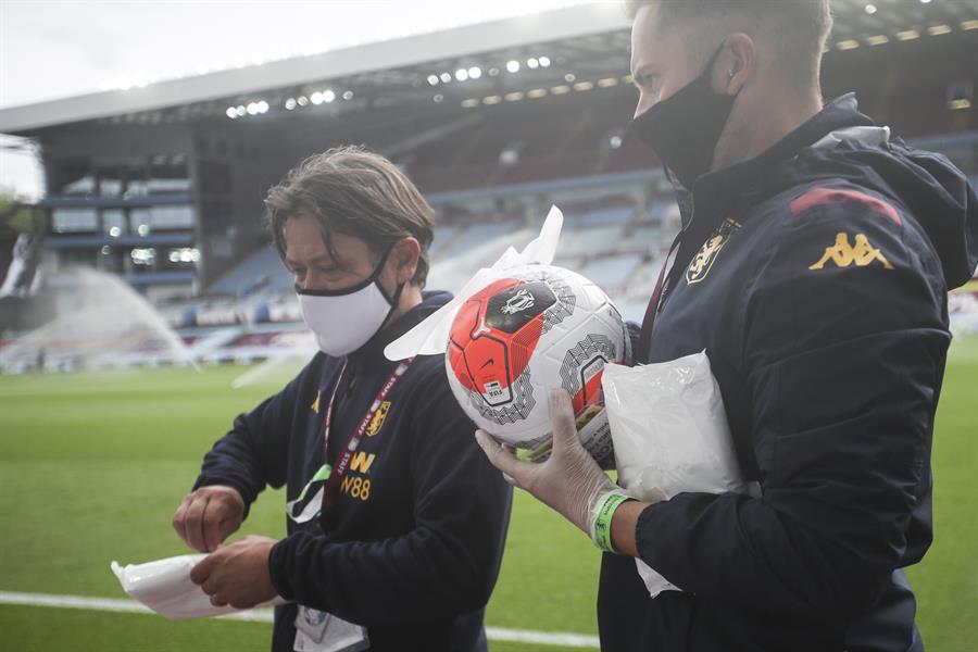 La Premier se reinició con los jugadores de Aston Villa y Sheffield United hincando la rodilla
