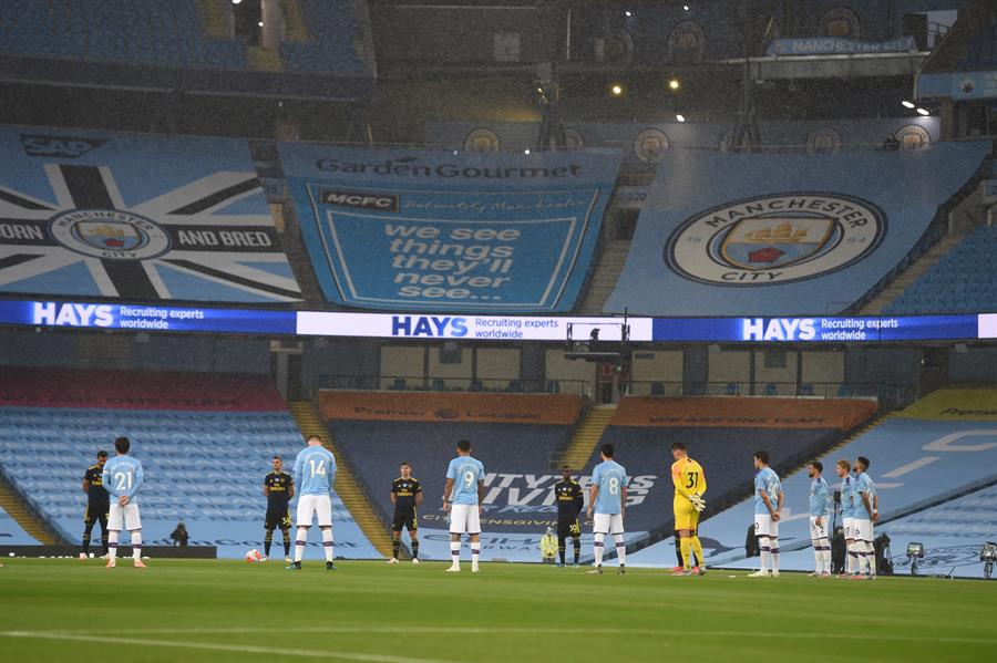 Jugadores del City y Arsenal se unieron contra el racismo y por las víctimas del coronavirus