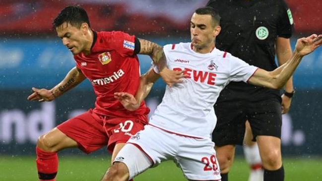 El Leverkusen de Aránguiz venció con comodidad a Colonia y se mantuvo en la parte alta