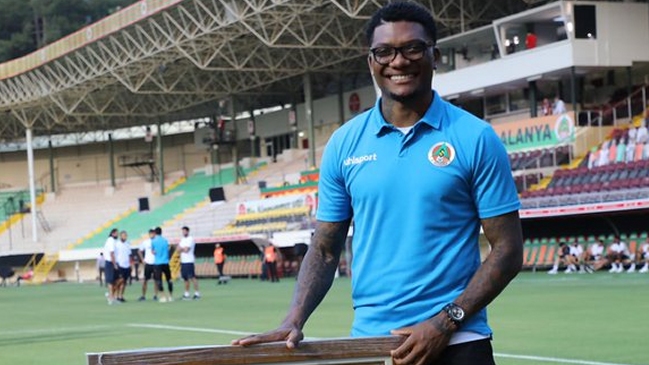 Alanyaspor homenajeó a Junior Fernandes tras alcanzar los cien partidos con el club