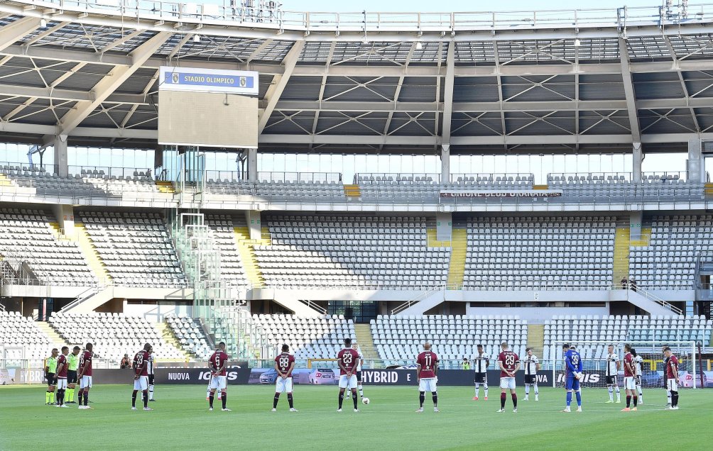 Sentido tributo a las víctimas del Covid-19 marcó el duelo de Torino y Parma en la vuelta de la Serie A