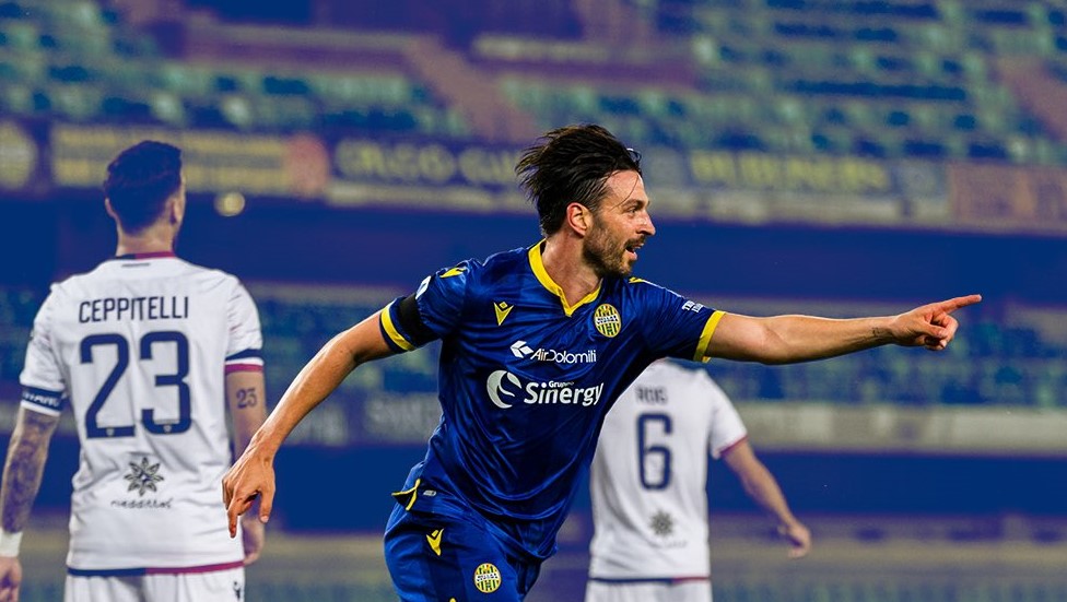 Hellas Verona se hizo fuerte en casa y con un hombre menos derrotó a Cagliari