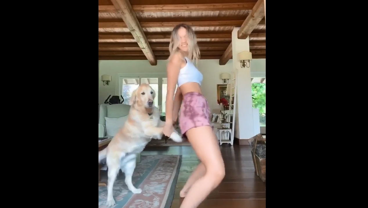 “Vamos a ser felices los cuatro”: El divertido baile de Anna Modler con uno de los perros de Alexis