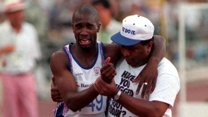 ¡Amor de padre! El día que un papá ayudó a su hijo a terminar la carrera en los Juegos Olímpicos