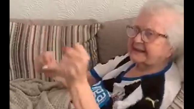 Mujer de 93 años que venció al coronavirus también celebró triunfo de Newcastle
