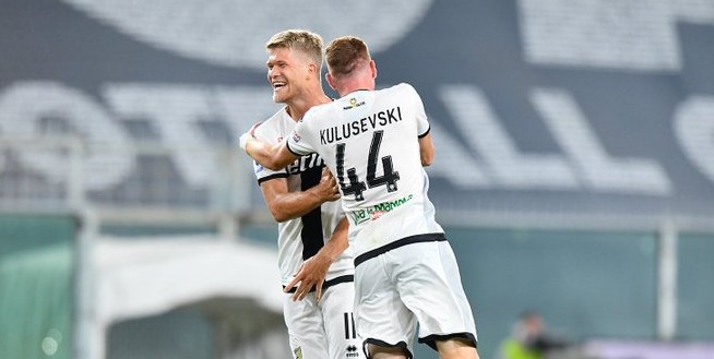 Andreas Cornelius brilló con un triplete en la goleada de Parma a Genoa