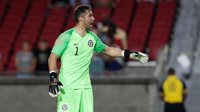 En Inglaterra aseguran que DT de Arsenal busca convencer a Bravo personalmente