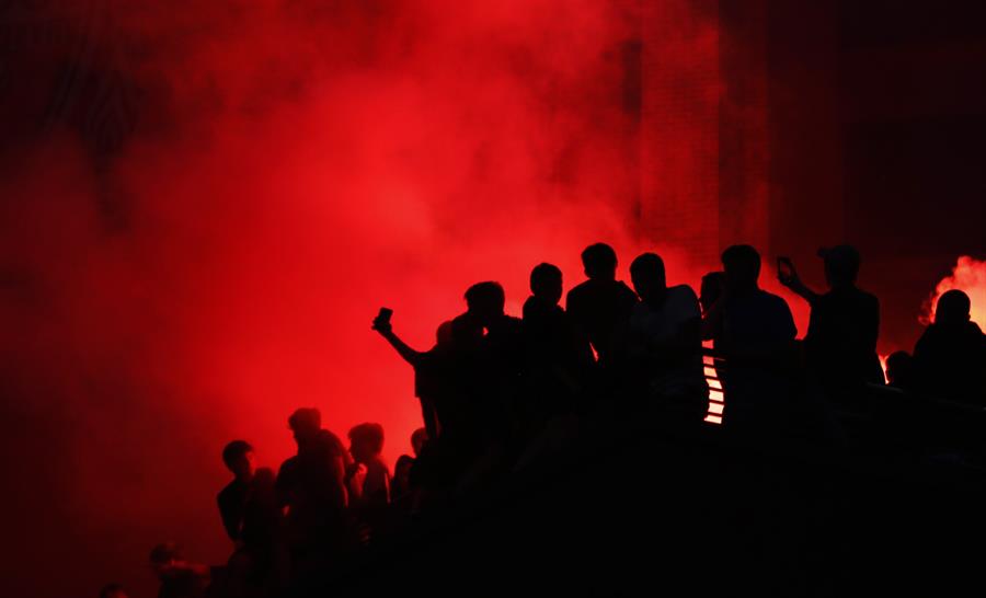 Eufóricos y sin mascarillas: La desatada celebración de los hinchas de Liverpool