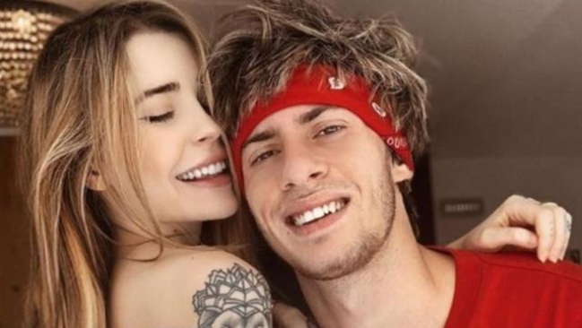 Joven futbolista fue despedido por fotos que subía con su novia