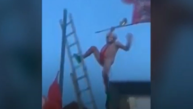 Hincha de Liverpool semidesnudo se desplomó desde lo alto de una escalera en medio de festejos