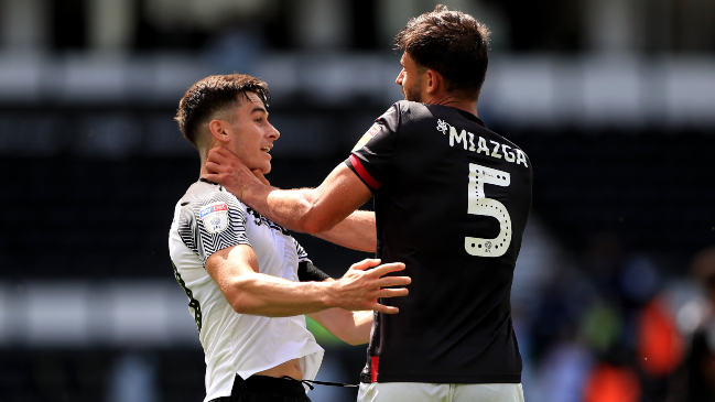 Jugadores de Derby County y Reading se fueron a los golpes y los criticaron por incumplir distancia