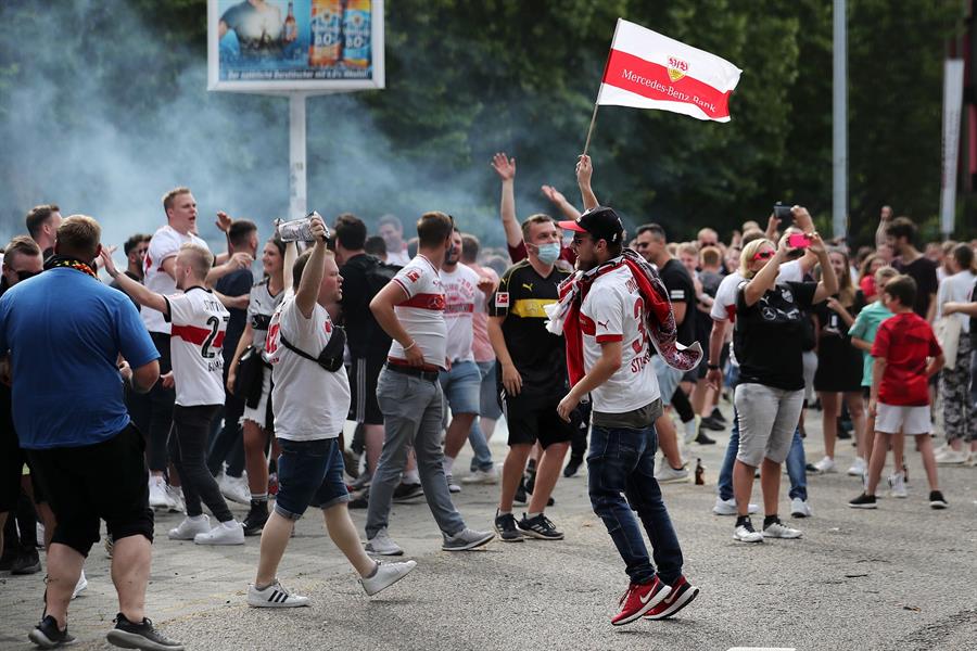 ¡Con euforia y sin distancia social! Hinchas de Stuttgart celebraron en las calles el ascenso