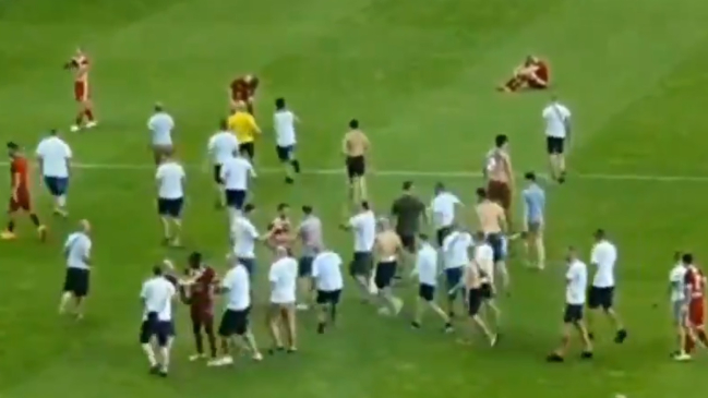 Hinchas ingresaron a la cancha a robarle la ropa a jugadores de su club que descendió en Hungría