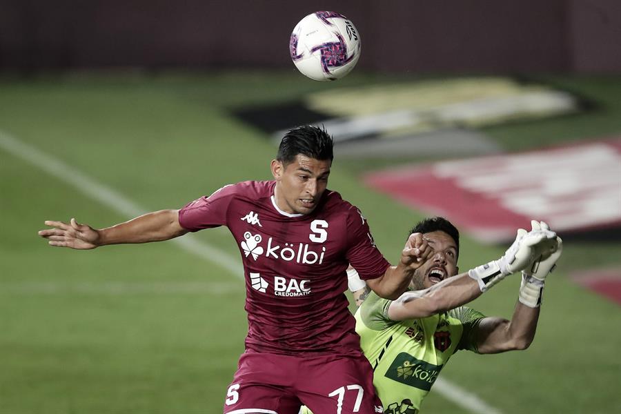 Saprissa se coronó en la única liga activa de América: Prohibido besar la copa