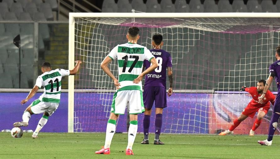 Erick Pulgar sufrió en cancha dura caída de Fiorentina ante Sassuolo