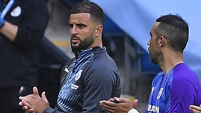 Manchester City y Claudio Bravo realizaron pasillo de honor al campeón Liverpool