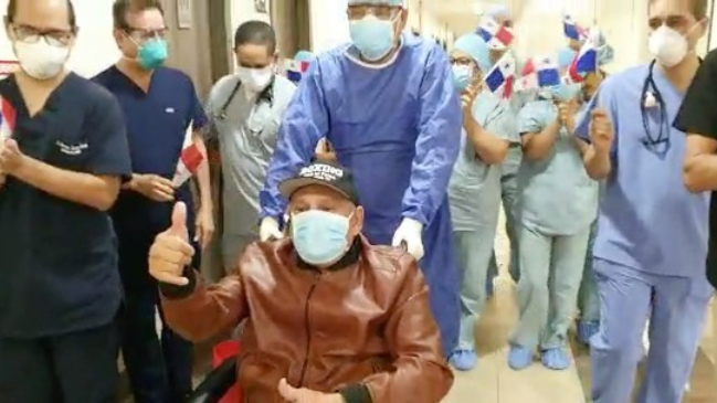 Roberto “Mano de Piedra” Durán fue dado de alta y seguirá en su casa la batalla contra el coronavirus