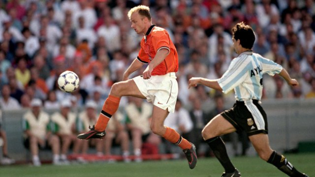 Se cumplen 22 años del recordado gol de Bergkamp para eliminar a Argentina en Francia ’98