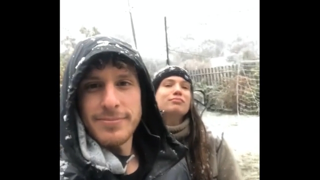 Angelo Henríquez y su pareja disfrutaron de lo lindo con la nieve en la Región Metropolitana