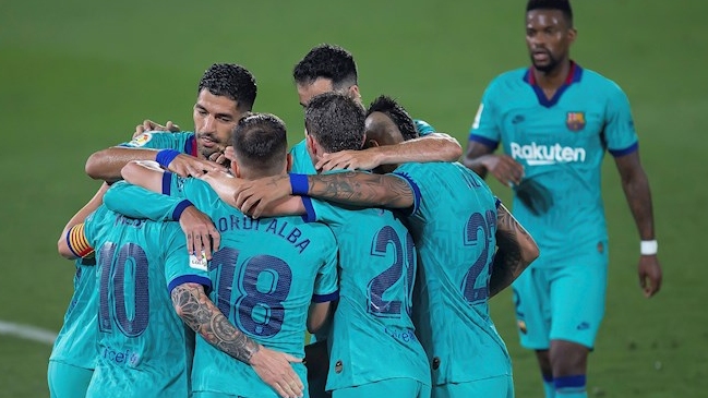 FC Barcelona con Arturo Vidal goleó a Villarreal y revivió en la lucha por el título ante Real Madrid