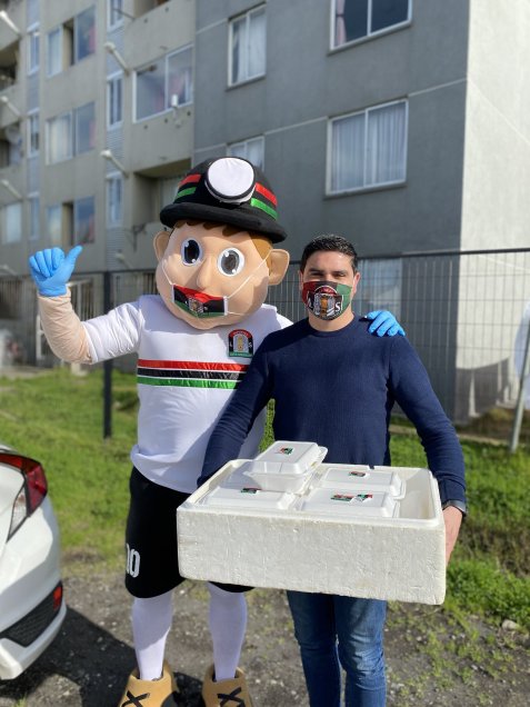 Deportes Lota Schwager regaló 115 almuerzos a familias vulnerables