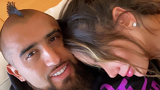 “Mamacita rica”: Arturo Vidal disfruta con Sonia Isaza el día posterior a la goleada sobre Villarreal