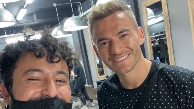 Charles Aránguiz cambió su look: “El Príncipe ya tiene su corona dorada”